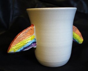 Foto: Friedensvogeltasse 'Wings', mit zwei Regenbogenflügeln