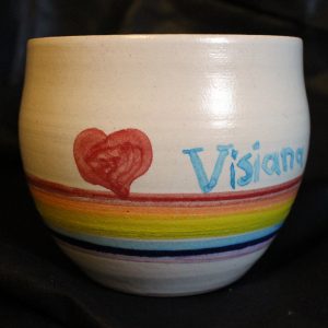 Foto: Friedensvogeltasse 'Visiana', mit Herz und Regenbogenfarben