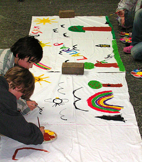 Foto: Kindern malen ein Banner