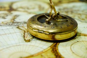 Foto: Kompass auf historischer Karte