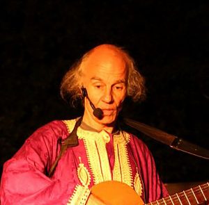 Foto: Micha besinnlich beim Musik-Theater in Elsas Cafe